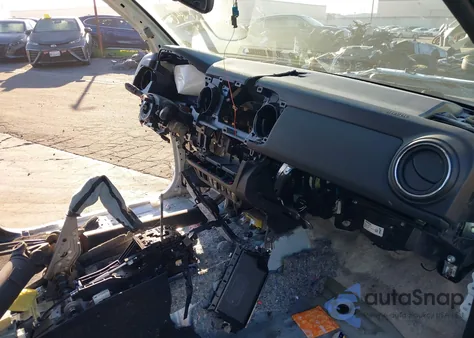 2018 Toyota Tacoma Trd Off Road z USA, uszkodzony, nr VIN 3TMAZ5CN8JM068737